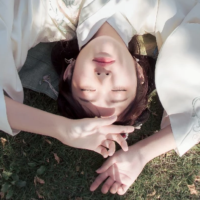 青春白衣帶折扇女生頭像，唯美古風真人頭像