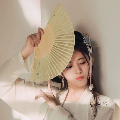 青春白衣帶折扇女生頭像，唯美古風真人頭像