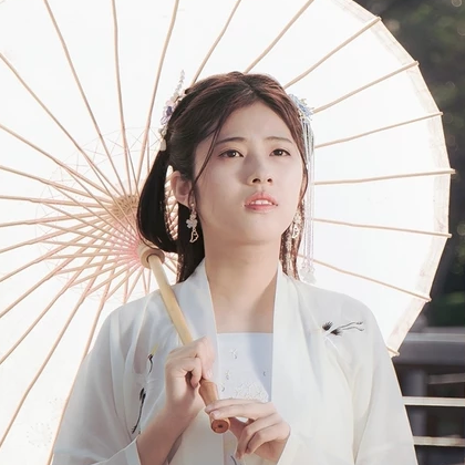 青春白衣帶折扇女生頭像，唯美古風真人頭像
