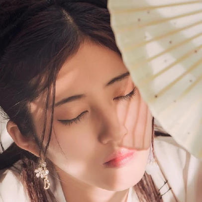 青春白衣帶折扇女生頭像，唯美古風真人頭像