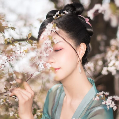唯美古風真人頭像：花影美人女生頭像