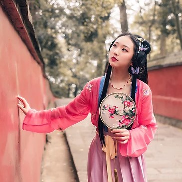 殷紅帶團扇女生頭像，唯美古風真人頭像