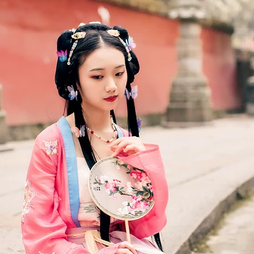 殷紅帶團扇女生頭像，唯美古風真人頭像