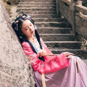 殷紅帶團扇女生頭像，唯美古風真人頭像