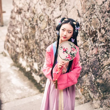 殷紅帶團扇女生頭像，唯美古風真人頭像