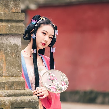 殷紅帶團扇女生頭像，唯美古風真人頭像