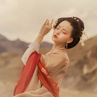 落霞黃昏帶傘女生頭像，唯美古風(fēng)真人頭像