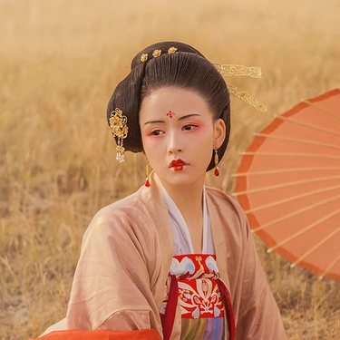 落霞黃昏帶傘女生頭像，唯美古風(fēng)真人頭像