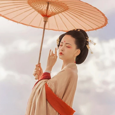 落霞黃昏帶傘女生頭像，唯美古風(fēng)真人頭像