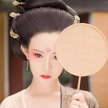 古典紅妝帶團(tuán)扇女生頭像，唯美古風(fēng)真人頭像