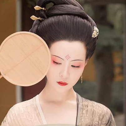 古典紅妝帶團(tuán)扇女生頭像，唯美古風(fēng)真人頭像