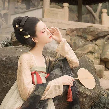 古典紅妝帶團(tuán)扇女生頭像，唯美古風(fēng)真人頭像