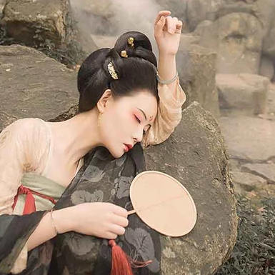 古典紅妝帶團(tuán)扇女生頭像，唯美古風(fēng)真人頭像