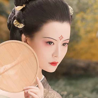 古典紅妝帶團(tuán)扇女生頭像，唯美古風(fēng)真人頭像