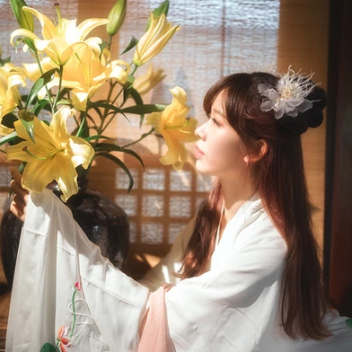 優(yōu)雅花朵帶團(tuán)扇女生頭像，唯美古風(fēng)真人頭像