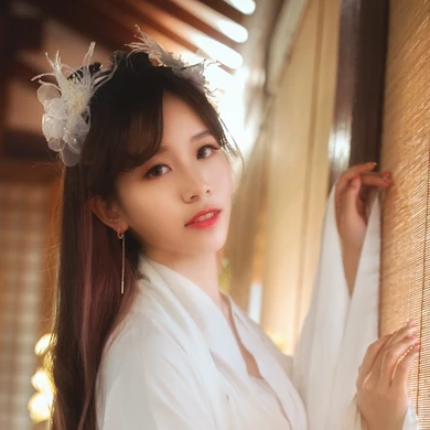 優(yōu)雅花朵帶團(tuán)扇女生頭像，唯美古風(fēng)真人頭像