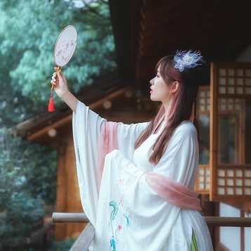 優(yōu)雅花朵帶團(tuán)扇女生頭像，唯美古風(fēng)真人頭像