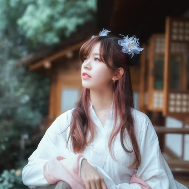 優(yōu)雅花朵帶團(tuán)扇女生頭像，唯美古風(fēng)真人頭像