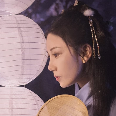 燈下執(zhí)扇女生頭像，唯美古風(fēng)真人頭像
