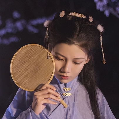 燈下執(zhí)扇女生頭像，唯美古風(fēng)真人頭像