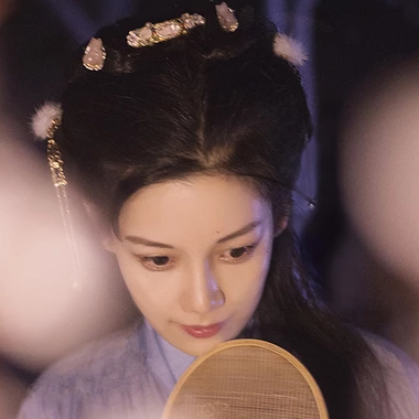 燈下執(zhí)扇女生頭像，唯美古風(fēng)真人頭像