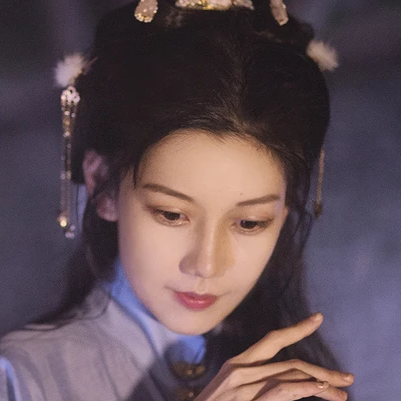 燈下執(zhí)扇女生頭像，唯美古風(fēng)真人頭像