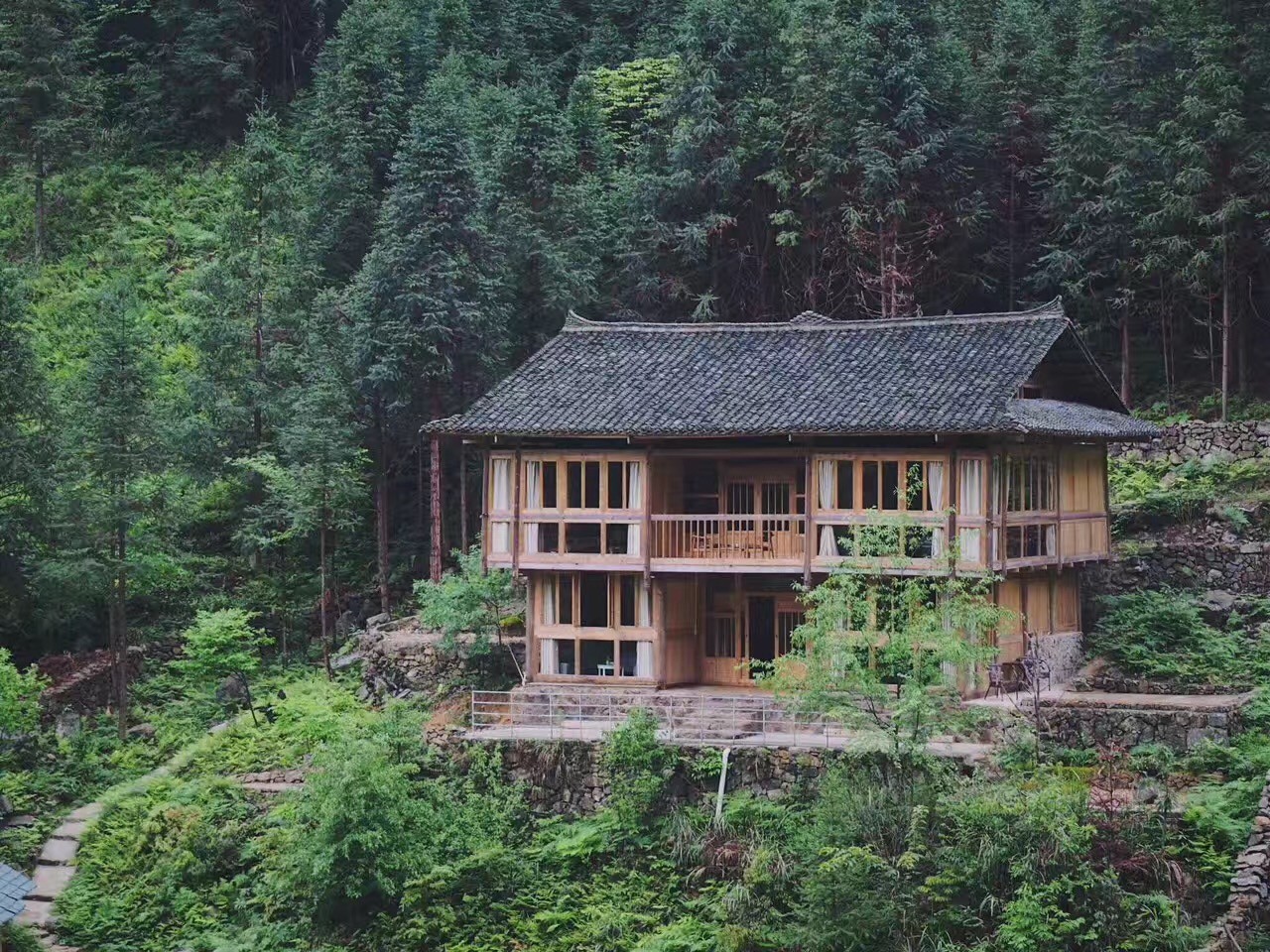 貴州·群山之心，因?yàn)閴粝胨行羷诮韵矏? src="/wenxue/d/file/bigpic/190404/04/13-1P402144156-51.jpg" style="height: 600px; width: 800px;" / data-22YQ="8t0MfO"></p>
<p data-0ruc="MlNpbi">
	　　像所有功德圓滿的故事一樣，我的群山之心，終于在6年后，出現(xiàn)在大家面前。</p>
<p data-Bvdu="wJZpMx">
	　　真像是自己寫了一首6年的長詩啊!完工的那一刻，我忍不住感嘆。<br / data-g5bw="JbM5r5">
	<img alt=