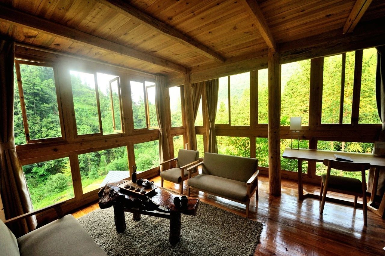 貴州·群山之心，因?yàn)閴粝胨行羷诮韵矏? src="/wenxue/d/file/bigpic/190404/04/13-1P402144158-50.jpg" style="height: 600px; width: 800px;" / data-M9DI="byNQJf"></p>
<p data-K6dF="Sd2mcN">
	　　這是我的詩意世界，所以里面的房間也都是我最愛的詩人。</p>
<p data-CwRN="4YFpDS">
	　　&mdash;&mdash;于是就有了陶淵明房、但丁房、里爾克房和艾略特房<br / data-yB6g="A5jqFo">
	<img alt=