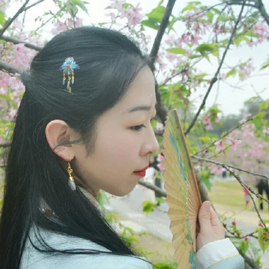 花開帶折扇女生頭像，唯美古風(fēng)真人頭像