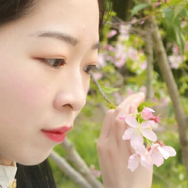 花開帶折扇女生頭像，唯美古風(fēng)真人頭像