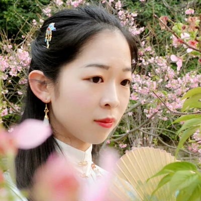花開帶折扇女生頭像，唯美古風(fēng)真人頭像