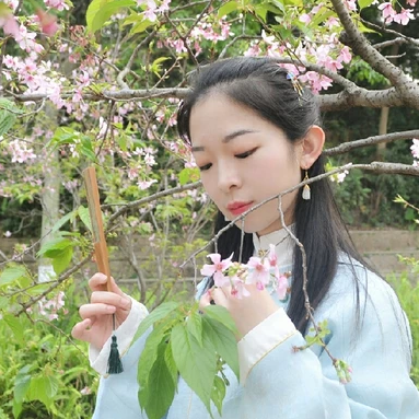花開帶折扇女生頭像，唯美古風(fēng)真人頭像