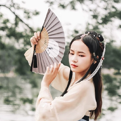 柳絮飄揚(yáng)帶折扇女生頭像，唯美古風(fēng)真人頭像