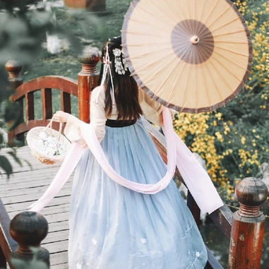 柳絮飄揚(yáng)帶折扇女生頭像，唯美古風(fēng)真人頭像