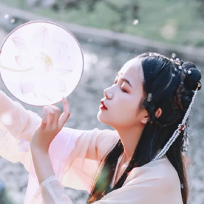 柳絮飄揚(yáng)帶折扇女生頭像，唯美古風(fēng)真人頭像