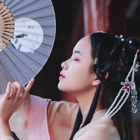 柳絮飄揚(yáng)帶折扇女生頭像，唯美古風(fēng)真人頭像