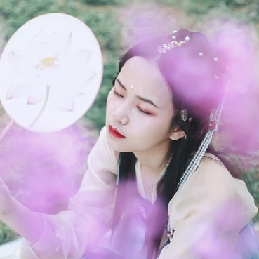 柳絮飄揚(yáng)帶折扇女生頭像，唯美古風(fēng)真人頭像
