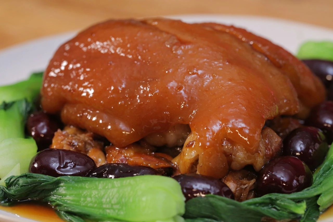 響當(dāng)當(dāng)?shù)奈宓烂朗匙龇ǎ褐袊俗類鄣南嘛埐耍? src="/wenxue/d/file/bigpic/190404/04/13-1P40P93043.jpg" style="height: 454px; width: 800px;" / data-GnBA="8wAjRK"></p>
<h2 data-jvfu="q3KAPY">
	紅棗煨肘</h2>
<p data-STF0="awFZiC">
	　　張順良師傅，也是入廚40年的大廚，他的拿手好菜是紅棗煨肘。這道菜吃起來軟糯微甜，再加上紅棗能補脾益氣，養(yǎng)血安神，非常適合老人或牙口不好的人吃。<br / data-94ol="3EOlw7">
	<img alt=