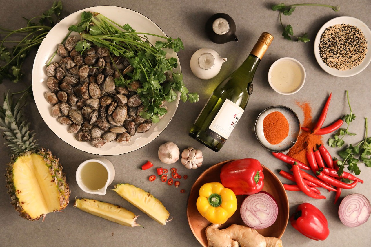 響當(dāng)當(dāng)?shù)奈宓烂朗匙龇ǎ褐袊俗類鄣南嘛埐耍? src="/wenxue/d/file/bigpic/190404/04/13-1P40P93043-51.jpg" style="height: 416px; width: 800px;" / data-og50="YWGxuV"></p>
<h2 data-Yc9e="4ARjSA">
	豉汁炒蛤蜊</h2>
<p data-eHpC="c6XOGz">
	　　傳統(tǒng)的豉汁炒蛤蜊，講究猛火急炒，使醬汁迅速出香氣之后，和鮮美的蛤蜊融合在一起，鑊氣十足。西餐大廚裴晉卿，卻運用西餐的料理手法重新演繹了這道豉汁炒蛤蜊，給這道豉汁炒蛤蜊帶來不一樣的風(fēng)味。<br / data-Ah7T="77TBaX">
	<img alt=