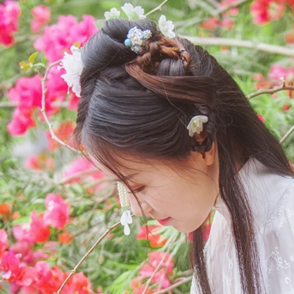 繁花盛開帶團扇女生頭像，唯美古風真人頭像