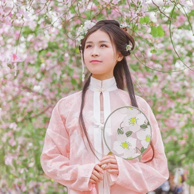 繁花盛開帶團扇女生頭像，唯美古風真人頭像