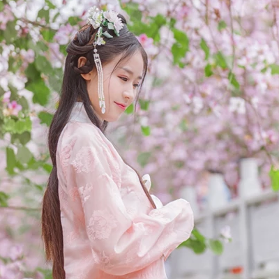 繁花盛開帶團扇女生頭像，唯美古風真人頭像