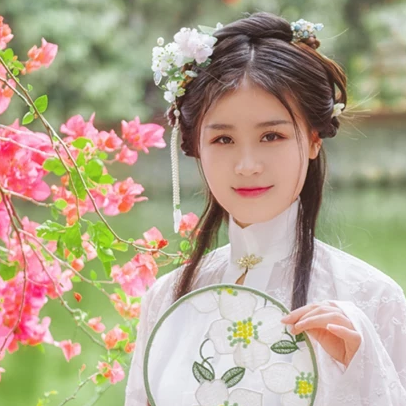繁花盛開帶團扇女生頭像，唯美古風真人頭像