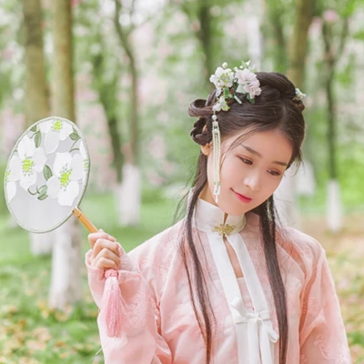 繁花盛開帶團扇女生頭像，唯美古風真人頭像