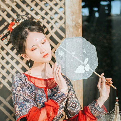 枯枝秋意帶團(tuán)扇女生頭像，唯美古風(fēng)真人頭像