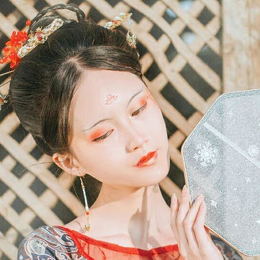 枯枝秋意帶團(tuán)扇女生頭像，唯美古風(fēng)真人頭像