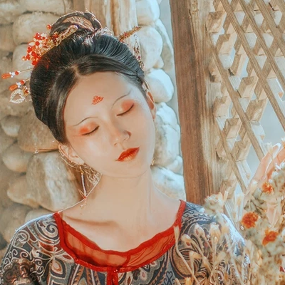 枯枝秋意帶團(tuán)扇女生頭像，唯美古風(fēng)真人頭像