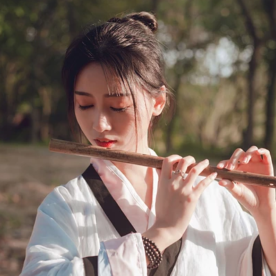 瀟灑霸氣帶兵器女生頭像，唯美古風(fēng)真人頭像