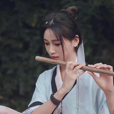 瀟灑霸氣帶兵器女生頭像，唯美古風(fēng)真人頭像