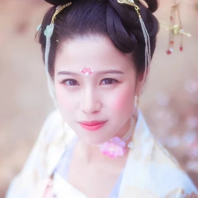 繁花浪漫帶團(tuán)扇女生頭像，唯美古風(fēng)真人頭像